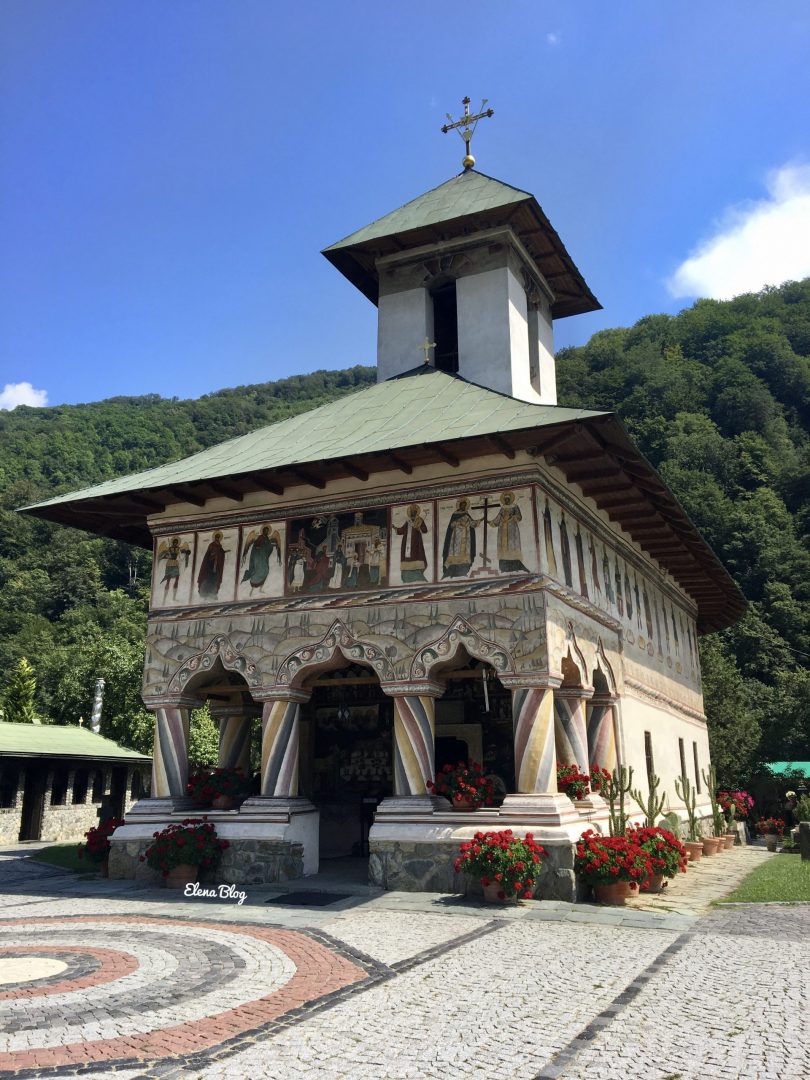 Cum ne îmbrăcăm când vizităm mănăstirile din România?