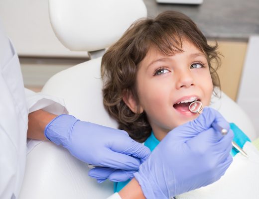 Prima vizita la dentist a copilului