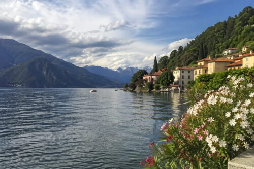 lacul como vedere panoramică cu munți și apă