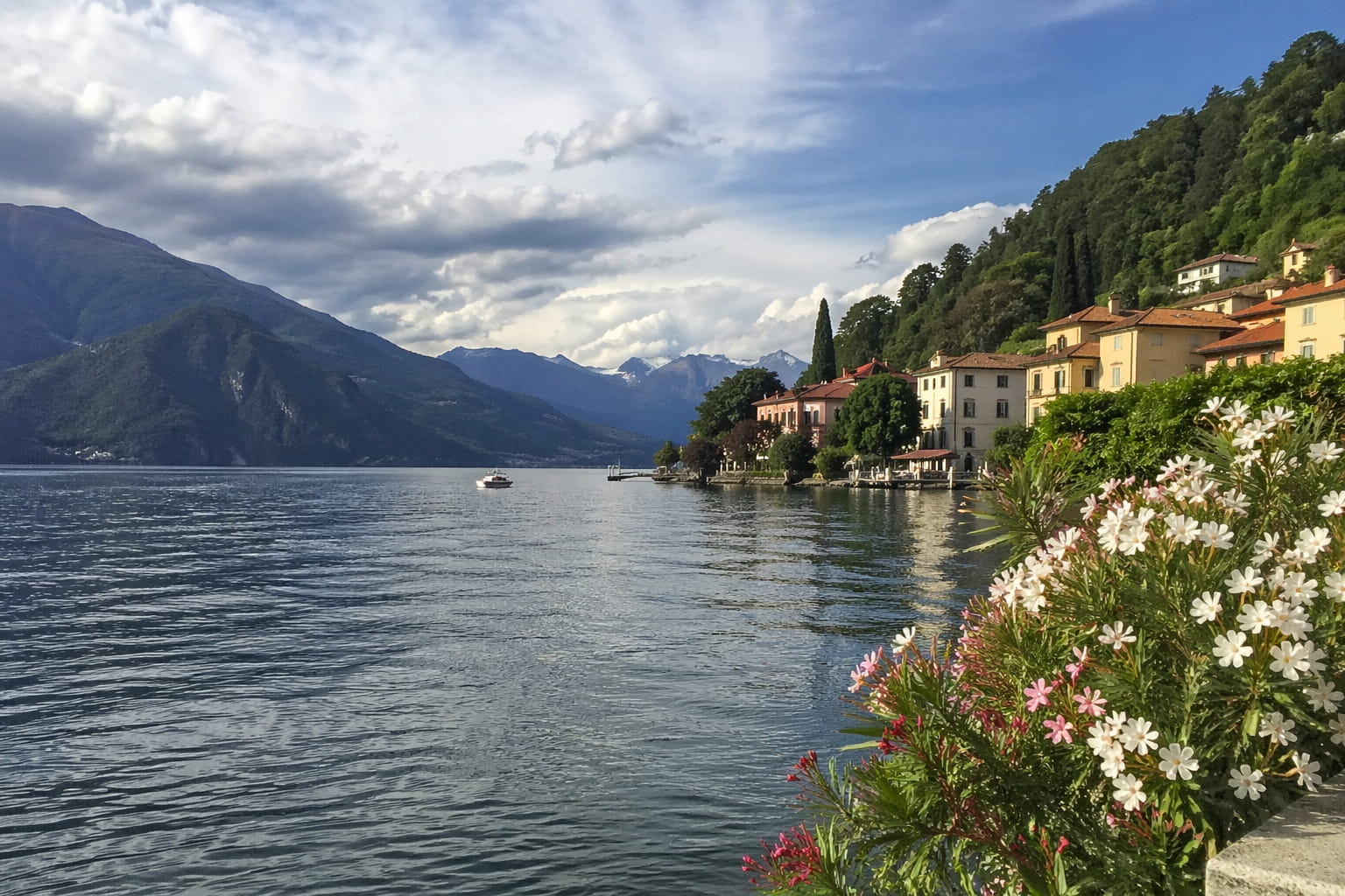 lacul como vedere panoramică cu munți și apă