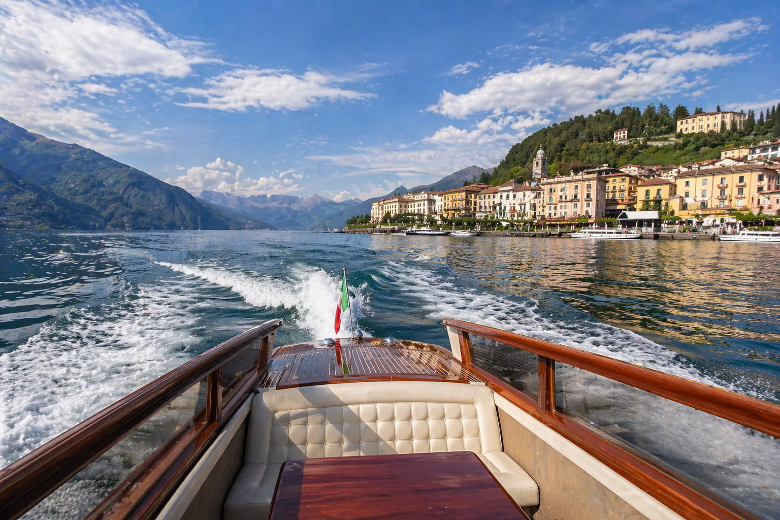 lacul como plimbare cu barca pe lac în Italia