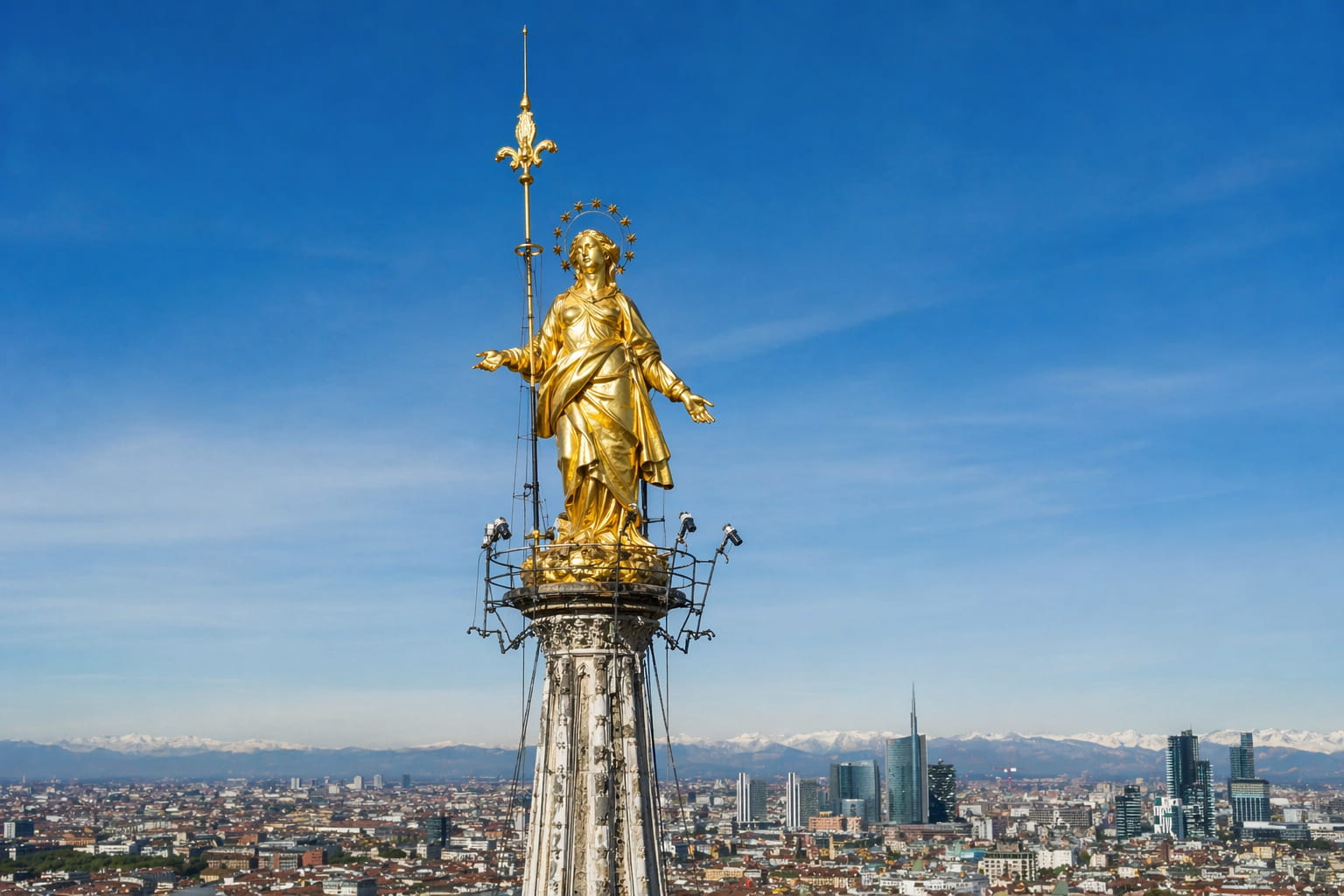 statuia Madonnina de pe Domul din Milano simbol iconic